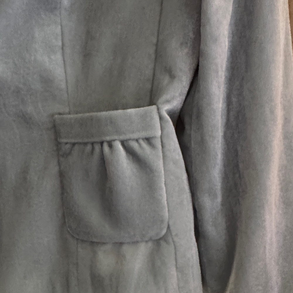 Elegant Silver Velvet Blazer - Picture 4 of 6